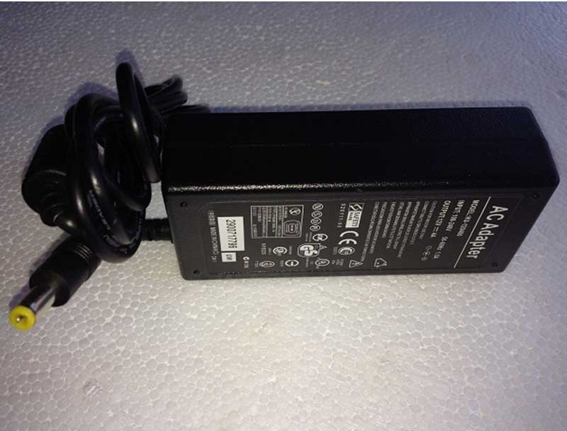 ALIMENTATORE PER DISPLAY COMPUTER LCD TFT 12V 4A 48 Watt SPINOTTO 5,5mm 2,5mm